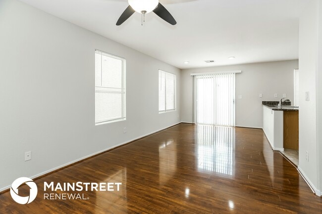 6001 St Petersburg Dr in Las Vegas, NV - Building Photo - Building Photo