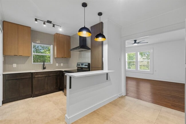 property at 912 N Windomere Ave