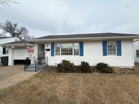 1001 Loekes Dr in Florissant, MO - Building Photo