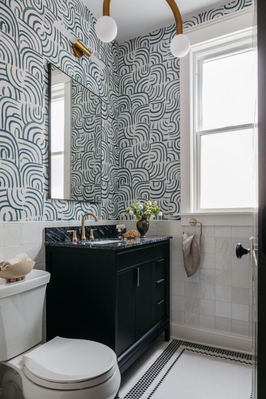 property at 1040 W Roscoe St