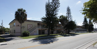Windsor Gardens Apartment in Ft. Myers, FL - Building Photo