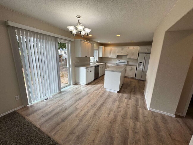 14904 SE Paddington Rd in Clackamas, OR - Building Photo - Building Photo