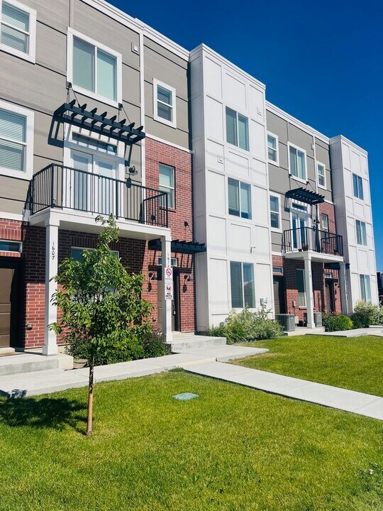 1627 S 2000 W in Syracuse, UT - Building Photo