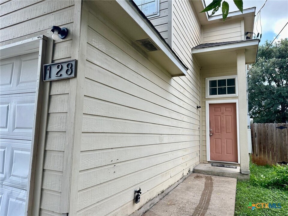 128 Cedargrove in San Marcos, TX - Building Photo