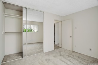 1112-1118 Thomas Ave in San Diego, CA - Building Photo - Interior Photo