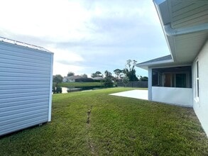 17330 Meadow Lake Cir in Ft. Myers, FL - Building Photo - Building Photo