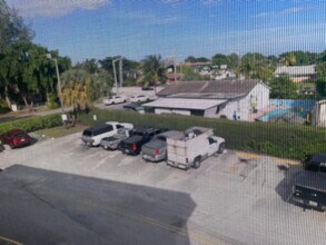 555 Purdy Ln in Palm Springs, FL - Foto de edificio - Building Photo