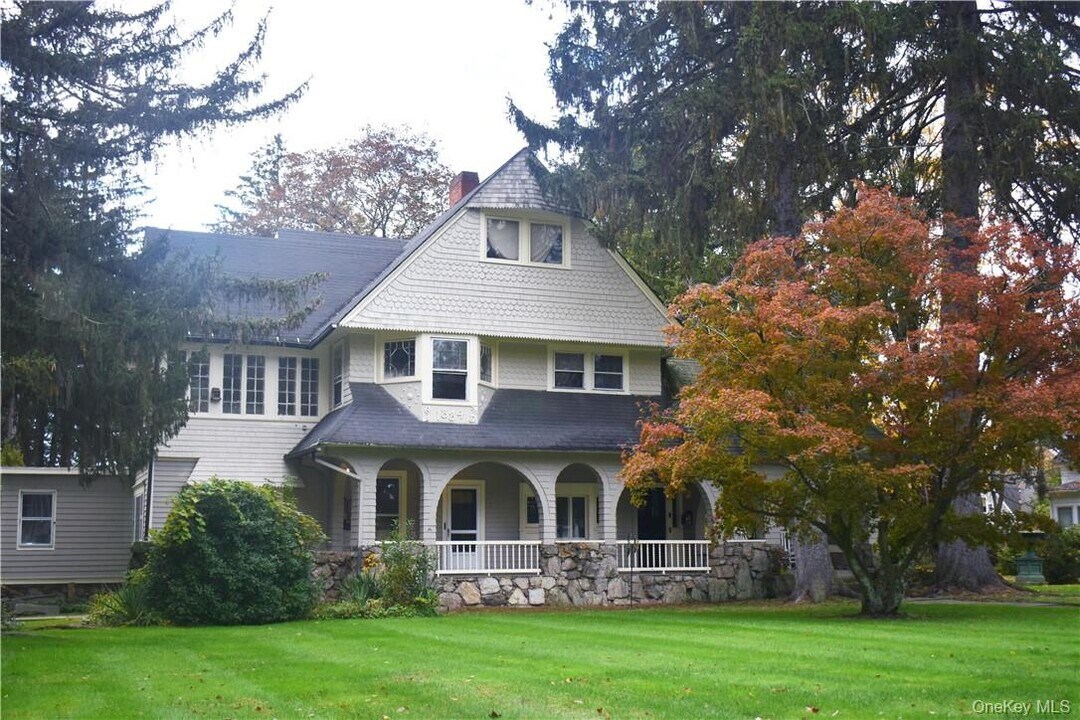 32 Oakland Ave in Warwick, NY - Building Photo