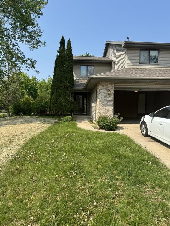 8 Continental Ct in Appleton, WI - Building Photo
