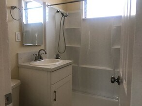 162 W 66th St in Los Angeles, CA - Building Photo - Building Photo