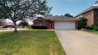 235 Stuttgart Cir in College Station, TX - Building Photo