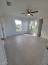1618 Ridgecrest St in Lehigh Acres, FL - Foto de edificio - Building Photo