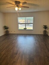 4911 Silent Lk in San Antonio, TX - Building Photo - Building Photo