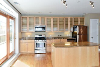 2233 W Lawrence Ave in Chicago, IL - Building Photo - Building Photo