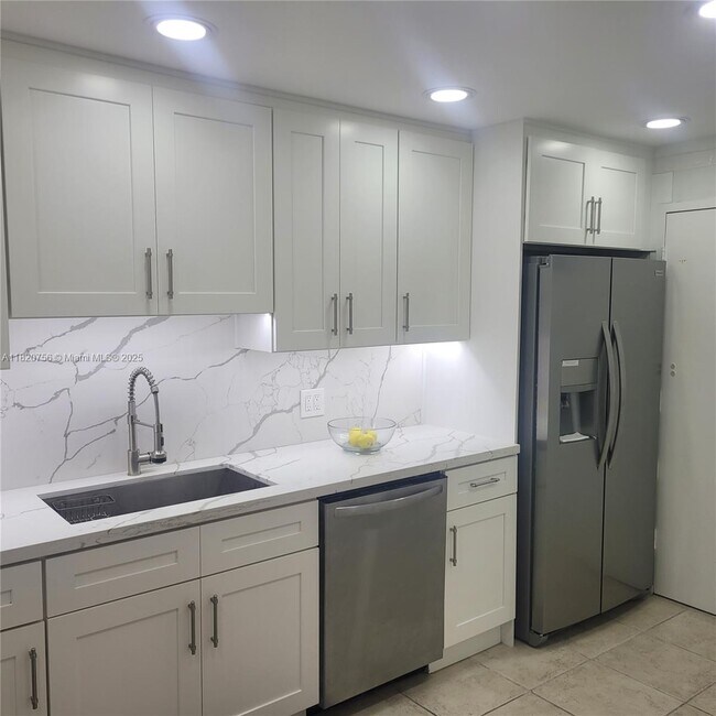 9111 E Bay Harbor Dr in Bay Harbor Islands, FL - Building Photo - Building Photo