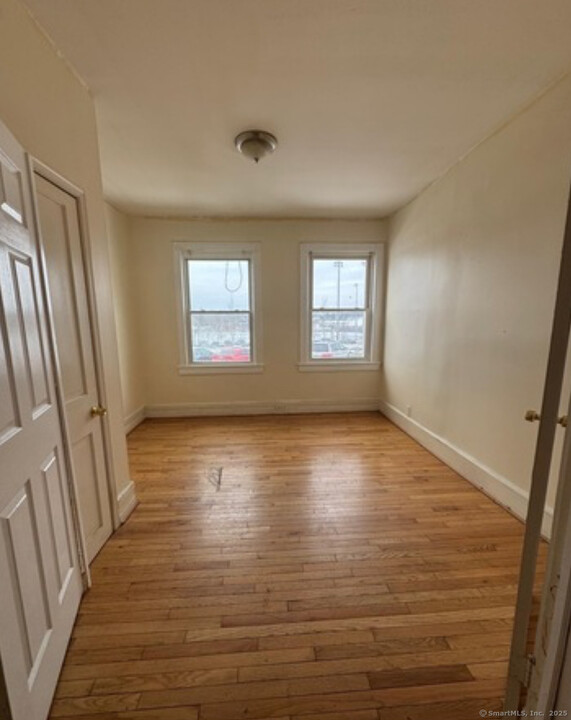 402 Bond St in Bridgeport, CT - Building Photo