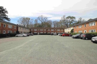 New Castle Apartments in Colonial Heights, VA - Foto de edificio - Building Photo