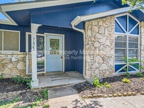 7422 Stonehouse Dr in San Antonio, TX - Building Photo - Building Photo