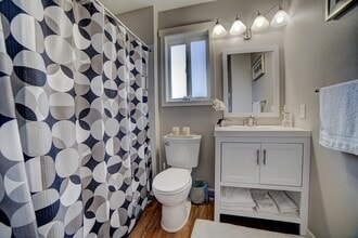 10537 Midvale Ave N in Seattle, WA - Foto de edificio - Building Photo