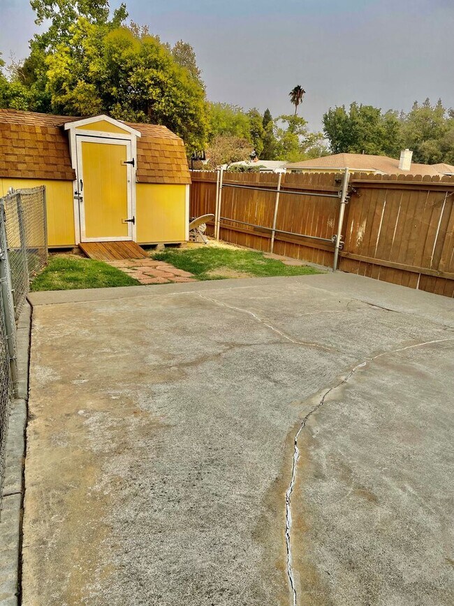 1900 Flowers St in Sacramento, CA - Building Photo - Building Photo