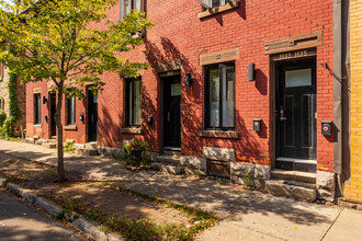 1677-1685 Sainte-Rose Rue in Montréal, QC - Building Photo - Building Photo