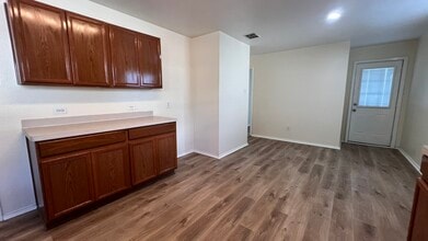 8911 Valley River Dr in Fort Worth, TX - Foto de edificio - Building Photo