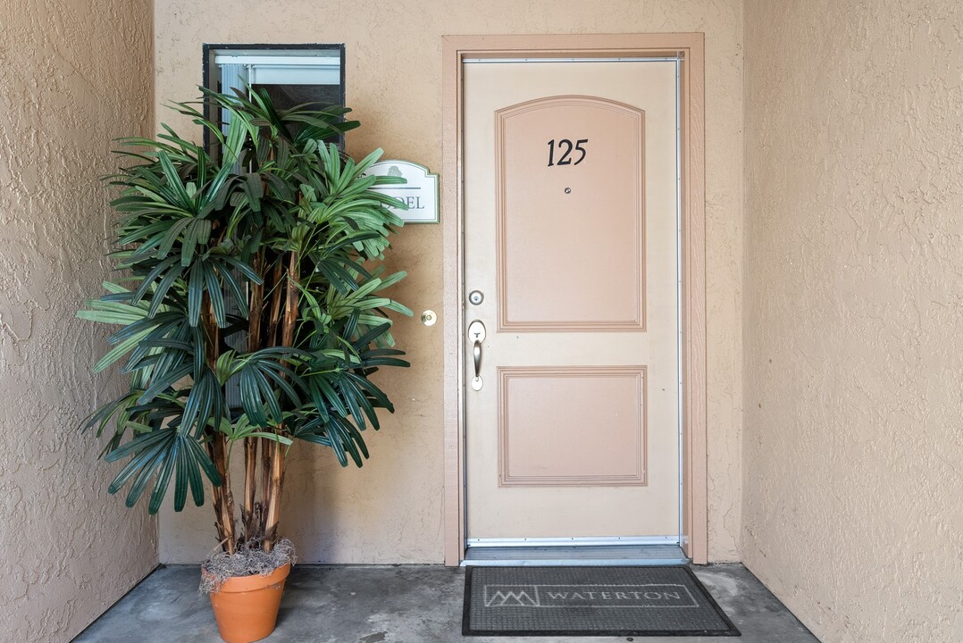 River Oaks in Oceanside, CA - Foto de edificio