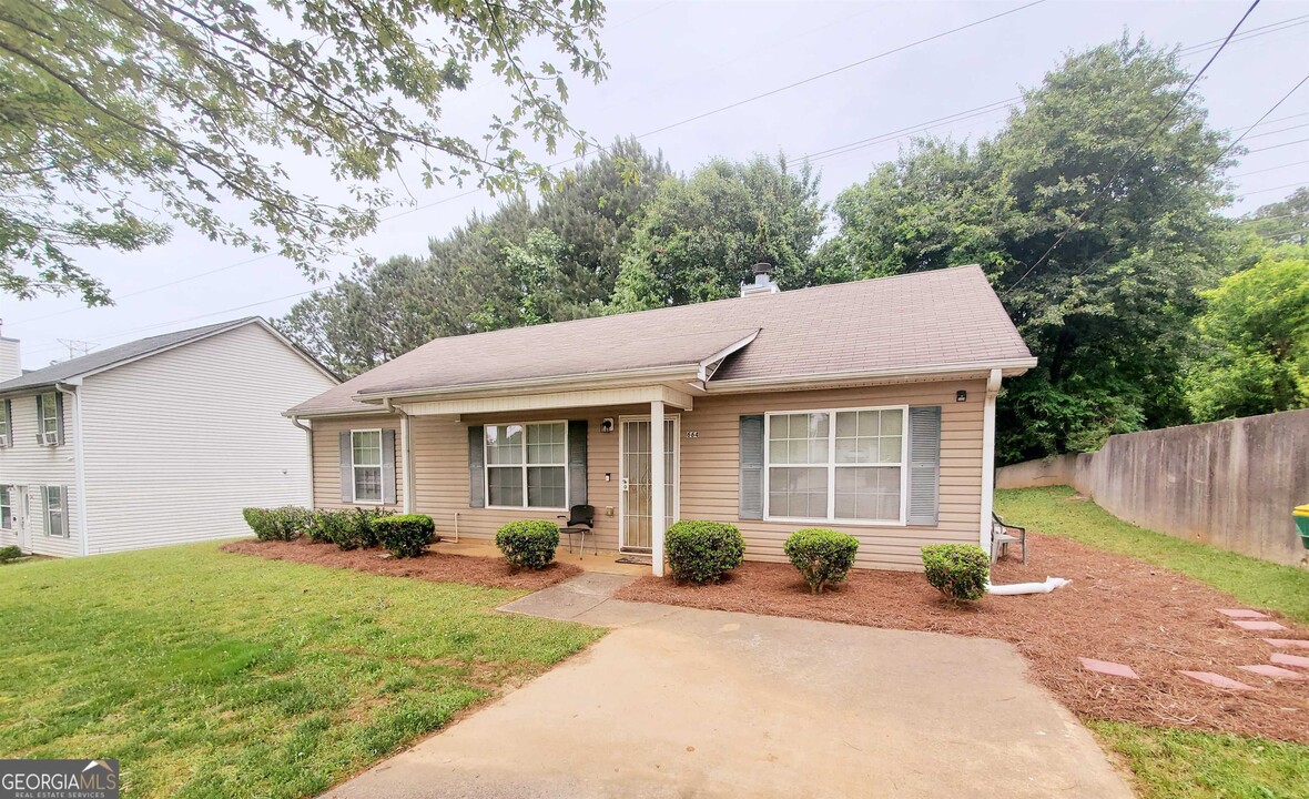 664 Forest Hill Path in Forest Park, GA - Foto de edificio