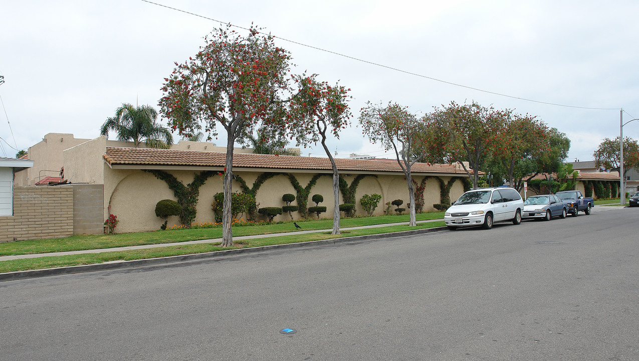 La Mancha Apartments in Costa Mesa, CA - Foto de edificio