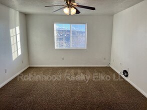 333 Spring Creek Pkwy in Spring Creek, NV - Building Photo - Building Photo