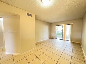 4022 Lakeside Dr in Tamarac, FL - Building Photo - Building Photo