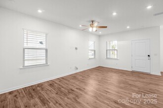 14028 Penbury Ln in Charlotte, NC - Building Photo - Building Photo