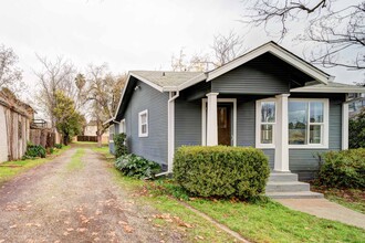 1229 Orange Ave in Redding, CA - Foto de edificio - Building Photo