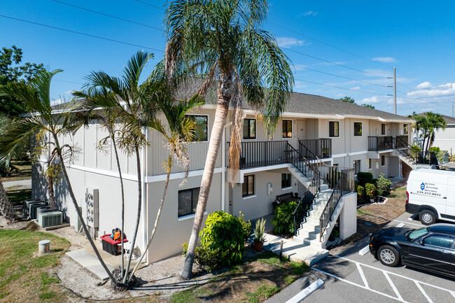 Cavendish Square Condos in Cape Coral, FL - Building Photo - Building Photo