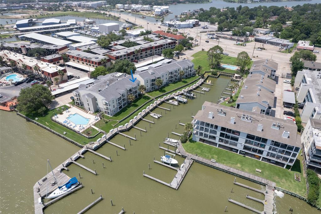 306 NASA Road 1 in Seabrook, TX - Building Photo