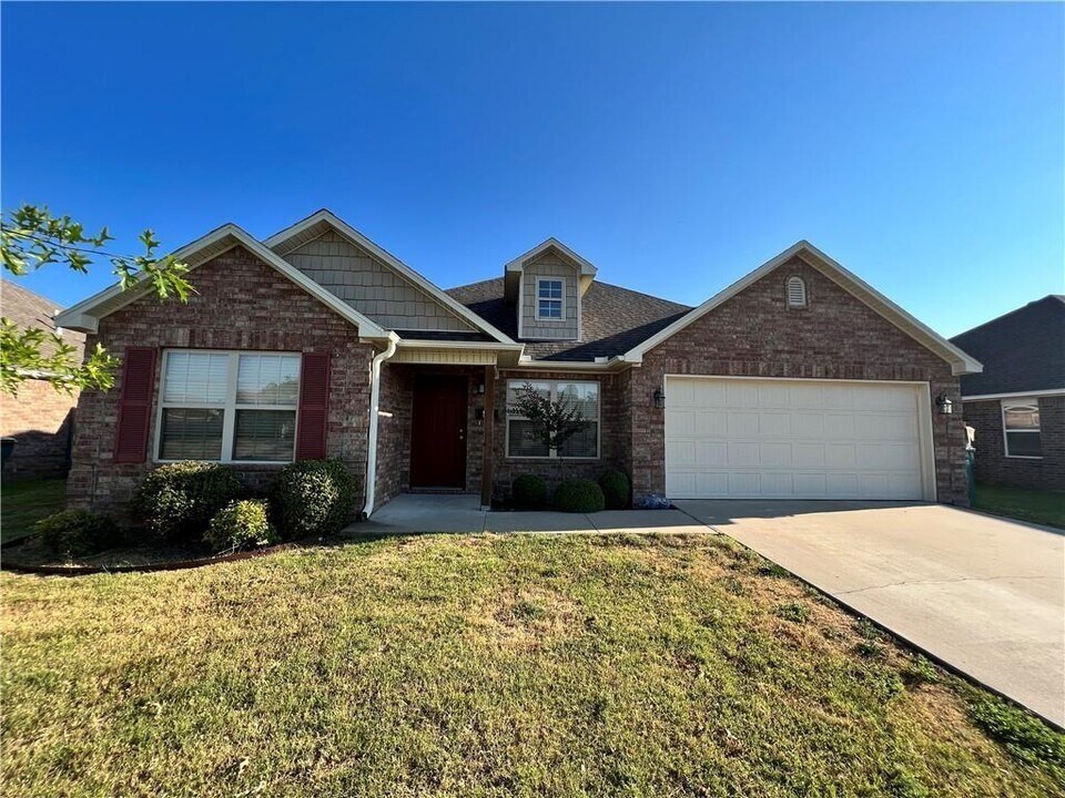 105 E Southpointe Ave in Rogers, AR - Building Photo