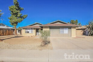 5526 W Angela Dr in Glendale, AZ - Building Photo
