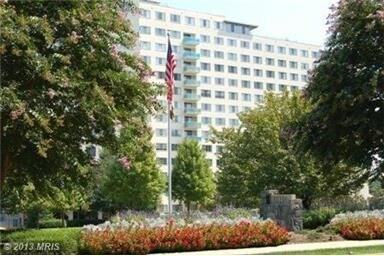 10201 Grosvenor Pl-Unit -#1024 in Rockville, MD - Building Photo