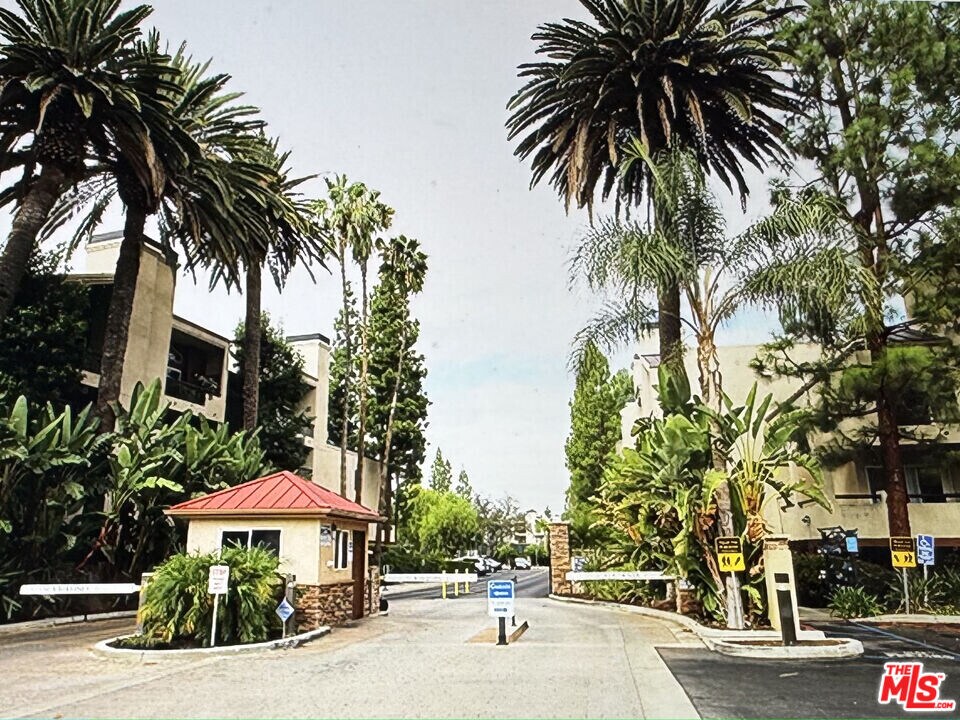 5550 Owensmouth Ave in Los Angeles, CA - Building Photo