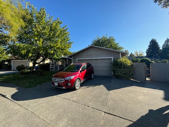 1194 Ethan Dr in Santa Rosa, CA - Foto de edificio - Building Photo