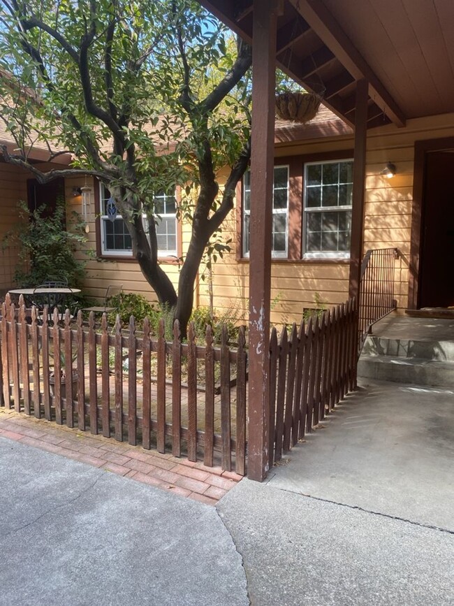 317-319-319 D St in Davis, CA - Foto de edificio - Building Photo