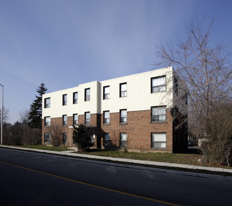 111 N Service Rd E in Oakville, ON - Building Photo