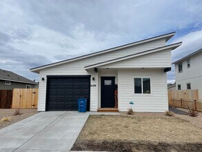 16488 Bassett Rd in La Pine, OR - Building Photo - Building Photo