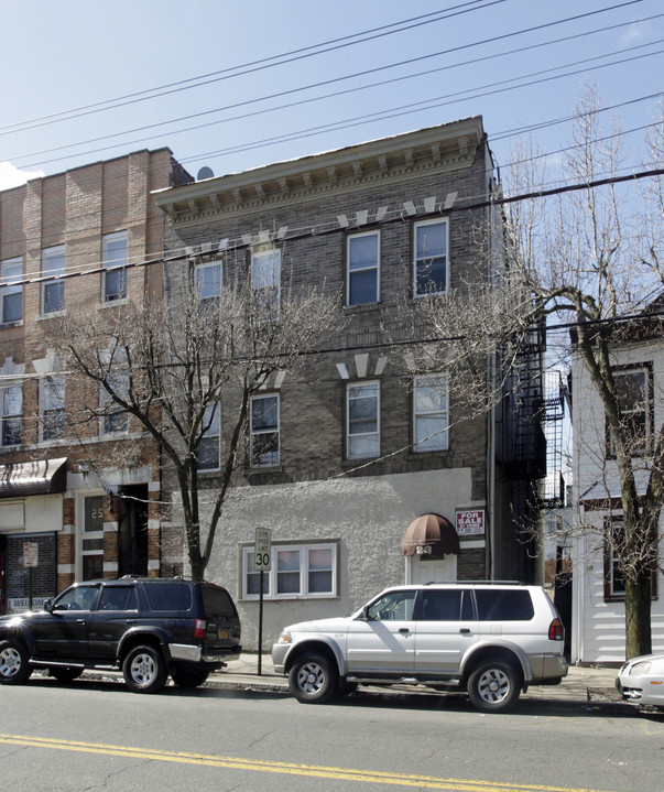 23 Drake Ave in New Rochelle, NY - Building Photo