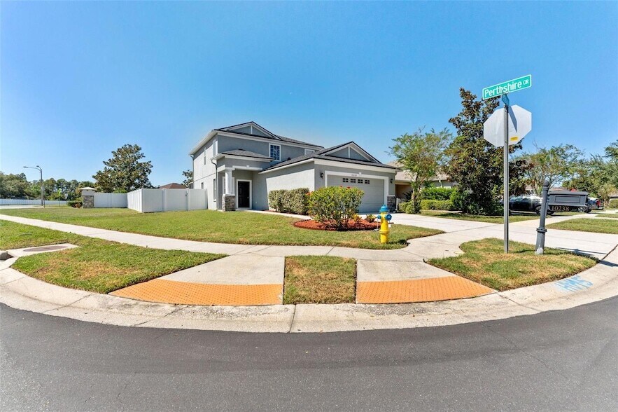 10238 Perthshire Cir in Land O Lakes, FL - Building Photo
