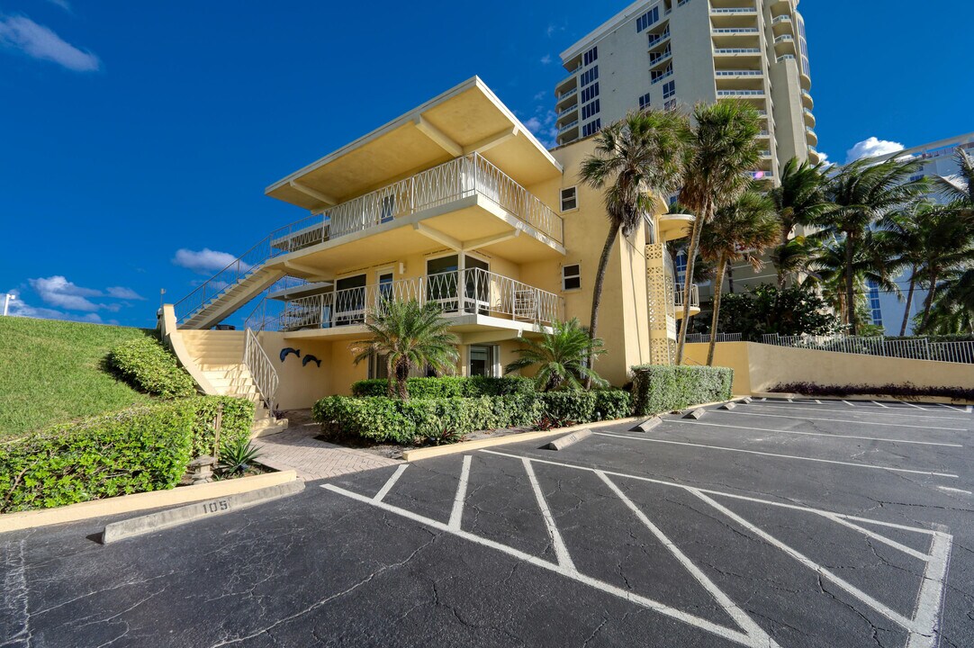 5060 N Ocean Dr in Riviera Beach, FL - Building Photo