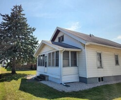 2213 N Roosevelt Ave in Burlington, IA - Building Photo