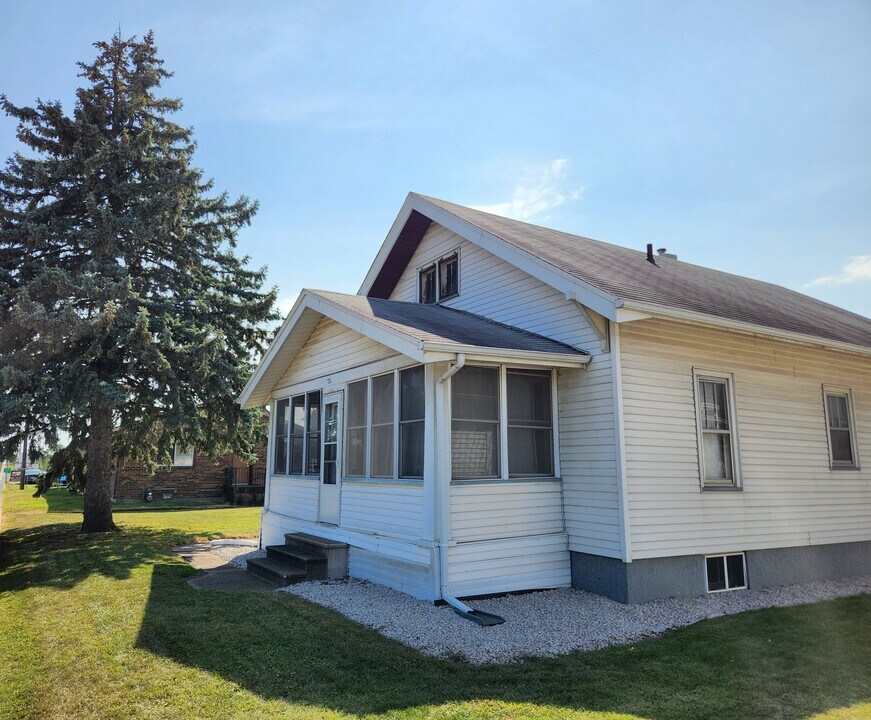 2213 N Roosevelt Ave in Burlington, IA - Building Photo