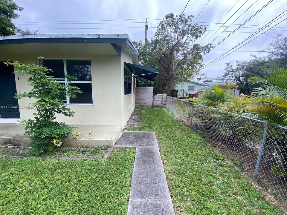 2446 Johnson St-Unit -2 in Hollywood, FL - Foto de edificio