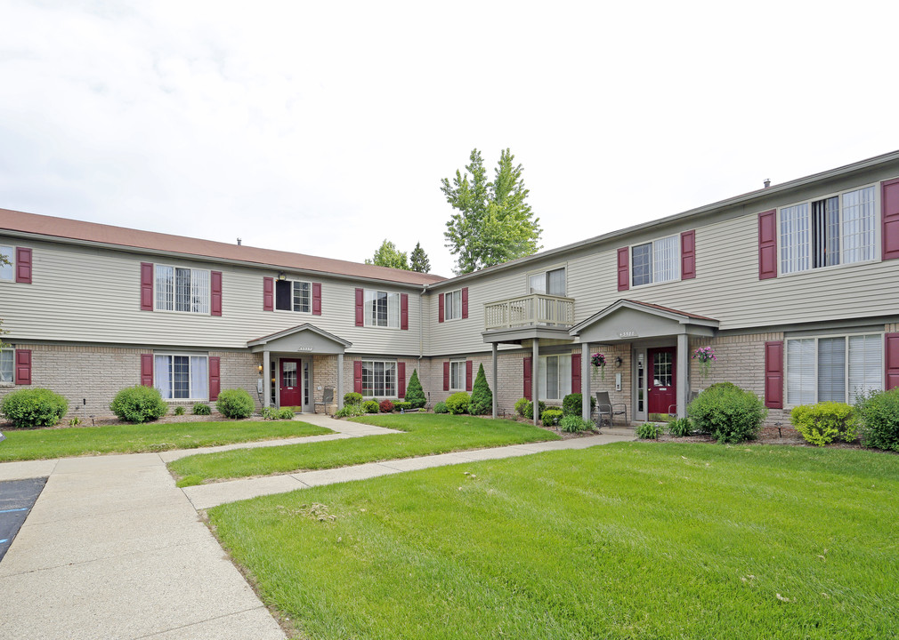 Sterling Court in Sterling Heights, MI - Building Photo